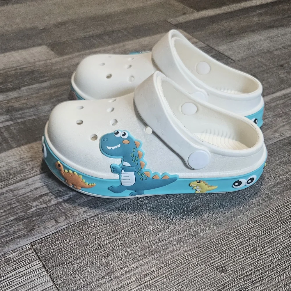 🩷Kids Dinosaurs Clogs‎ Size 2❤️